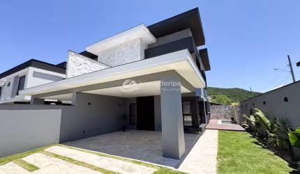 Bela casa  alto padrão à venda com 3 suítes, piscina em ótima localização Rio Tavares, Florianópoli