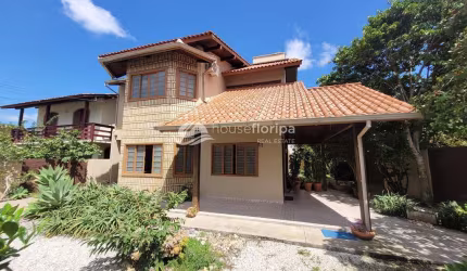 Casa à venda com 4 dormitórios, sendo 3 suítes com amplo quintal, Campeche, Florianópolis, SC