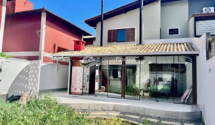 Casa geminada à venda com 3 dormitórios, na rua da praia do Pico da Cruz, no Rio Tavares, Florianóp