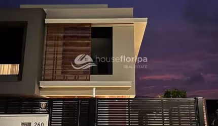 Casa Moderna com 3 Quartos, Escritório, Área Gourmet a poucos metros do mar no Jardim Campeche, Flo