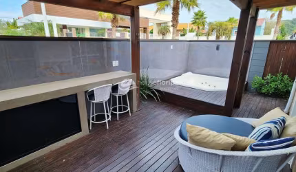 Incrível casa à venda com 4 dormitórios, uma jacuzzi, recém reformada em condomínio clube à 7 minut