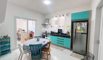 Casa à venda com 3 dormitórios, jacuzzi e churrasqueira, Campeche, Florianópolis, SC