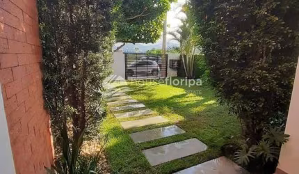 Casa à venda com 2 suítes e amplo terreno de 225m2, no coração do Campeche, Florianópolis, SC