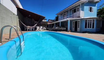 Terreno com 2 casas com 5 quartos, piscina com churrasqueira e lavabo a venda, Campeche, Florianópo