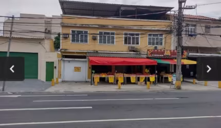 Prédio Comercial com Apartamento e Lojas