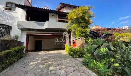 Elegance Imóveis vende casa projeto diferenciado desocupada bairro Boa Vista em porto alegre com piscina, churrasqueira, lareira e garagem 4 carros.