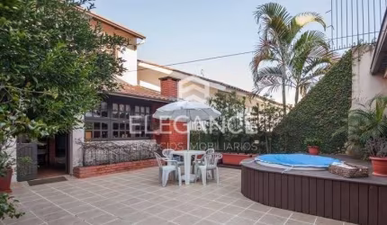 Elegance Imóveis vende casa com 170 m2 privativos, 3 dormitórios suíte  piscina pátio 2 vagas box garagem. Chácara das Pedras Porto Alegre