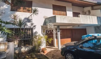 Elegance imóveis vende casa, 300m, 4 dormitórios sendo uma suíte, living com lareira, deck, piscina e 4 vagas de garagem/box. Comprar R$ 1.390.000,00