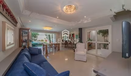 Elegance Imóveis vende casa desocupada 4 dormitórios suíte lareira quintal piscina. 3 vagas box/garagem Três Figueiras Porto Alegre. R$ 1.800.000,00