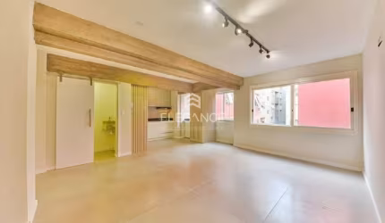 Elegance Imóveis vende apartamento reformado com 72 m2 privativos, 2 dormitórios, 1 vaga box garagem, elevador, portaria 24 h. Rio Branco Porto Alegre