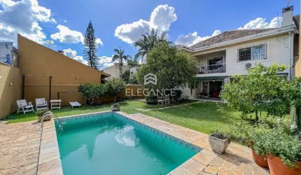 Elegance Imóveis vende ótima residência com 362 m2, 4 dormitórios , 3 suítes, piscina,  com 2 vagas garagem. Chácara das Pedras Porto Alegre.