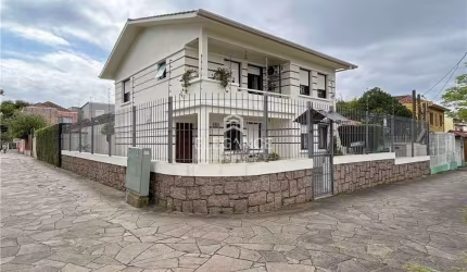 Elegance Imóveis vende casa / sobrado residencial ou comercial ampla com 4 dormitórios 2 vagas box garagem e ótimo pátio. Partenon Porto Alegre.