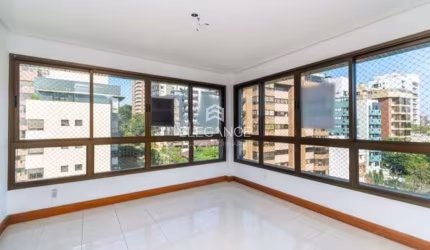 Elegance imóveis vende apartamento Duplex desocupado com 3 dormitórios, sendo 1 suíte, amplo living para 3 ambientes, lareira e 3 vagas de garagem/box cobertas no bairro Mont'Serrat, Porto Alegre - RS