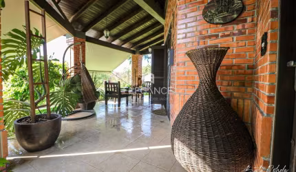 Elegance Imóveis vende maravilhosa residência com 296,86m², construída em centro de terreno com 925,45m2 próxima à UFRGS e PUC