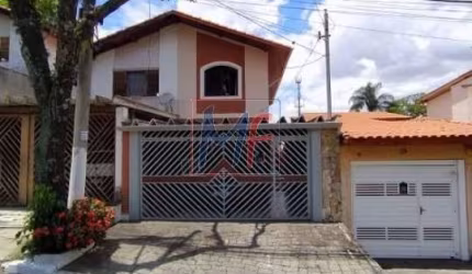 REF 16.077 - Lindo sobrado na  Vila Irmãos Arnoni,  105 m² a.u, amplo com 2 quartos, sala, cozinha edícula, churrasqueira, banheiros, 2 vagas.