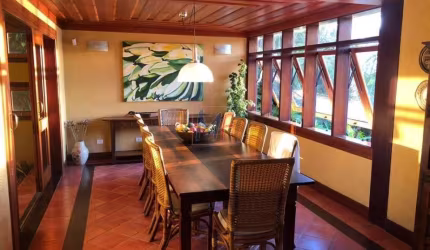Bela casa em Ubatuba, 500m² a.u., 4 quartos (1 suíte), salas, varanda, cozinha, piscina, churrasqueira, vista p/ o mar e 2 vagas. REF 16.713 -