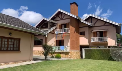 REF 17.012 - Bela casa em Campos do Jordão, 600m² a.u., 4 quartos (4 suítes), salas estar e jantar, bar, cozinha, lavanderia, 4 vagas, lazer.