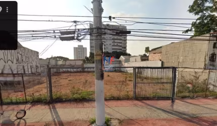 Excelente Terreno  856 m² sendo zoneamento ZEU,  testada de 25 metros , não aceita permutas. Localizado  no  bairro de Santo Amaro. REF  8.041 -