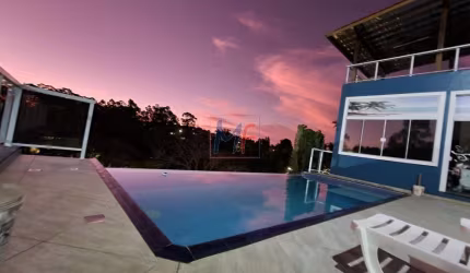 REF 16.860 - Linda Casa localizado em Cotia, 320m² de a.u, 3 dorms.(1 suíte), espaço lounge e área de piscina com borda infinita e 4 vagas.