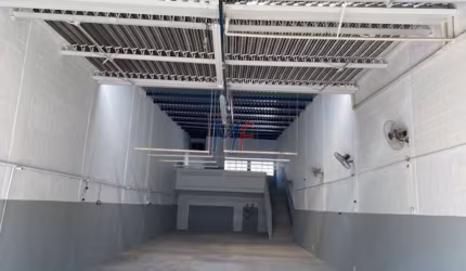 Excelente galpão em SBC, 278 m² a.u., terreno 247 m2 , vestiários, escritório, pé direito 8m, energia trifásica . ZPI - REF 17.464