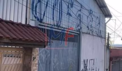 Excelente Galpão no Rio Bonito, 260  m² a.u.,  terreno 300 m2 , pé direito alto (9m), sala para escritório, banheiro. Aceita permutas (REF 17.567)