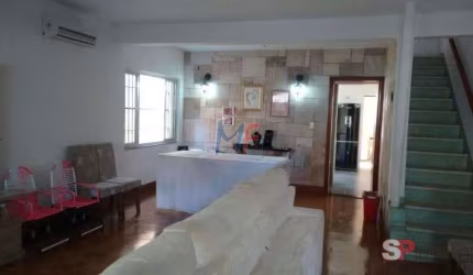 Excelente sobrado na Vila Anglo Brasileira, 273m² a.u., 3 dormitórios, sala ampla, cozinha planejada, quintal espaçoso, 2 vagas (REF 17.851)
