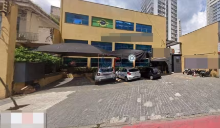 Ótimo prédio comercial no Alto de Pinheiros, com 1.177m² a.c., 662 m² terreno, testada de 18 m. Zona ZC. Analisa permutas (REF 17.921)