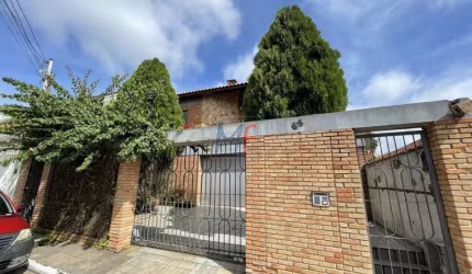 Excelente sobrado na Vila Santa Terezinha, 323m² a.u. 6 quartos (3 suítes), 3 salas, lareira, cozinha, quintal, churrasqueira, 4 vagas (REF 17.956)