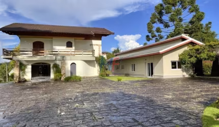 Excelente terreno em Campos do Jordão/SP, 18.000 m² a.t, 900 m² a.c., com 4 casas, bosque e lago. Prox. Baden Baden (a 3km) (REF 17.989)