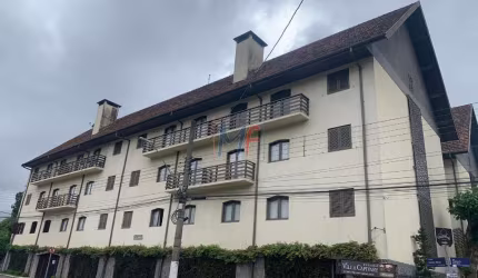 Excelente apto em Campos do Jordão, 122m² a.u., 2 quartos (1 suíte), salas estar/jantar, lareira, cozinha, dep. empregada, 1 vaga (REF 18.078)