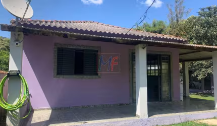 Excelente chácara no Bairro dos Borges, em Piranguçu - MG, com 200 m² a.c., 900 m² a.t., área gourmet, piscina, pomar (REF 18.348)