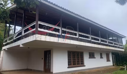 Excelente imóvel na Vila Natal Campos do Jordão, 280 m² a.c., 6 quartos (1 suíte), sala,  salão festas e casa de caseiro, 4 vagas (REF 18.753)