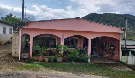 Excelente chácara no Centro de Miracatu/SP, com 400m² a.u., 3 dormitórios (1 suíte), sala, cozinha, lavanderia, quintal, 2 vagas (REF 18.760)