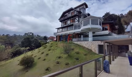Excelente casa de alto padrão em Campos do Jordão/SP, 1370 m² a.c., 14.611  m² a.t., 9 quartos (5 suítes) (REF 18.840)