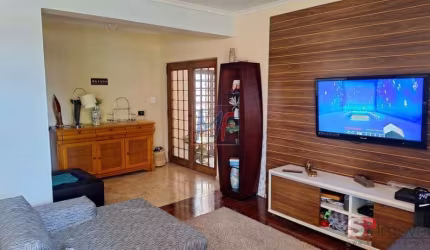 Excelente sobrado Jd. Saúde, 330m² a.u., 3 dormitórios (2 suítes), salas estar/jantar, cozinha, piscina, churrasqueira, 5 vagas ZER - (REF 18.943)