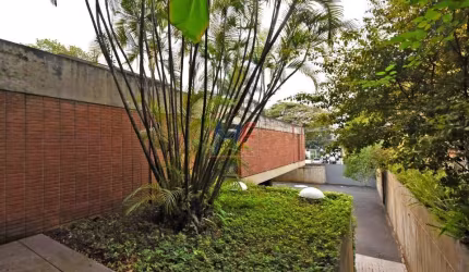 Excelente casa comercial ou residencial Cidade Jardim, 976 m² a.c., 3.100 m²terreno . Próximo Rua das Begônias (REF 18.887)
