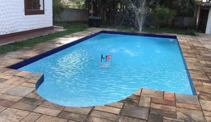 Excelente casa em Osasco/SP, 400m² a.c., 5 quartos (1 suíte), sala, lareira, cozinha, área gourmet, piscina, edícula, 10 vagas (REF 19.015)