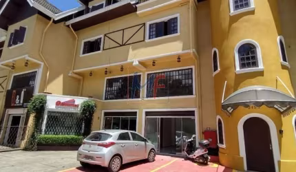 Excelente loja na Vila Jaguaribe, em Campos do Jordão - SP, com 132 m² de área útil, piso frio, mezanino e banheiro (REF 19.098)