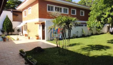 Linda Casa localizada no bairro Jardim Morumbi, com 6 dorms (2 suítes), 7 vagas, sendo 450 m² A.C e 900 m² de área de terreno. REF: 12.509
