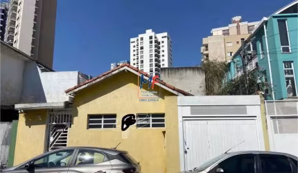 Terreno com casa antiga para demolir com 95m ² de área total, 10 metros de frente e 9,50 de fundos. Aceita financiamento bancário! REF: 19.711
