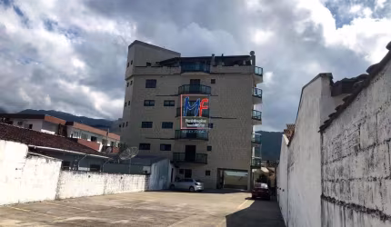 Excelente apto em Ubatuba/SP, com 3 dormitórios (2 suítes), sala grande, cozinha espaçosa, sacada, 2 vagas, lazer. Prox. Praia de Maranduba (REF 19.947)