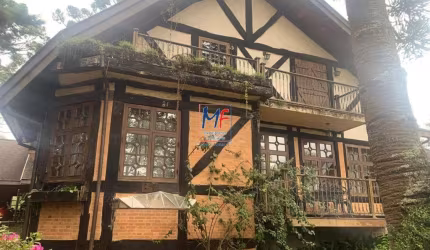 Excelente imóvel em condomínio fechado em Campos do Jordão SP, 900 m² a.c., 1.900 m² terreno ,  casas principal e de hóspedes , garagem .  (REF 19.528)
