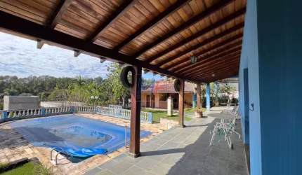 Casa em cond. fechado em Santa Isabel (interior de SP), 550m² a.u., 6 quartos (4 suítes), sala, cozinha, varanda, piscina, 4 vagas. REF: 16.907