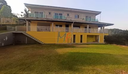 REF 10.771 Chácara em condomínio fechado , 4 suítes , 5 vagas, 600 m² A.C. 4250 m² total e localizado 53 Km de São Paulo. Aceita Permuta
