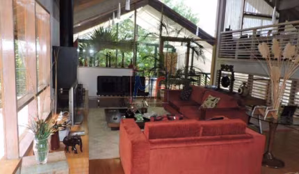REF 11.354 Casa Moderna Condomínio Florestal Clube, sendo 4 suíte, sala de estar com lareira, living, 4 vagas, 400 m² A.C. 2800 m² de Terreno