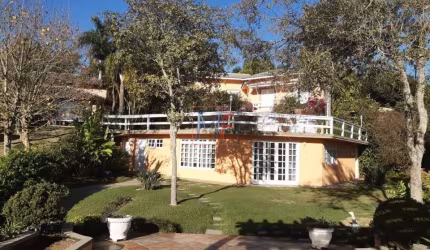 Excelente casa em cond. fechado em Ibiúna, 400m² a.c., 1600m² a.t., 4 quartos (4 suítes), cozinha, sala, lareira, adega, piscina (REF 18.218)