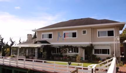 Excelente casa em cond. fechado em Campos de Jordão, com 2.500m² a.t., 450m² a.c., 6 quartos (6 suítes), dep. empregada, lazer (REF 17.374)