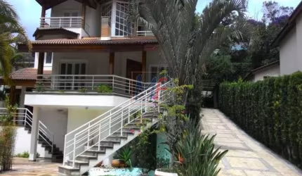REF: 4772 - - Excelente Casa ALTO PADRÃO com 1.000 m² a.c. 2.000 m² de a.t , 4 dorms, 4 suítes, 5 banheiros e 8 vagas de garagem.