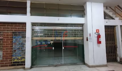 Excelente loja nos Campos Elíseos, 42m² a.u., com banheiro, porta de vidro e portaria, próxima ao Metrô República (REF 17.202)