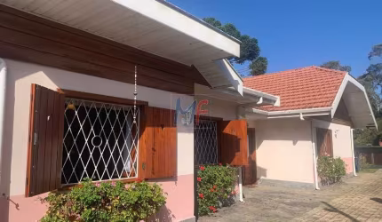Excelente casa em cond. fechado em Campos do Jordão, 250m² a.c., 2250m² a.t., 5 quartos (5 suítes), sala, cozinha, 3 vagas (REF 17.371)